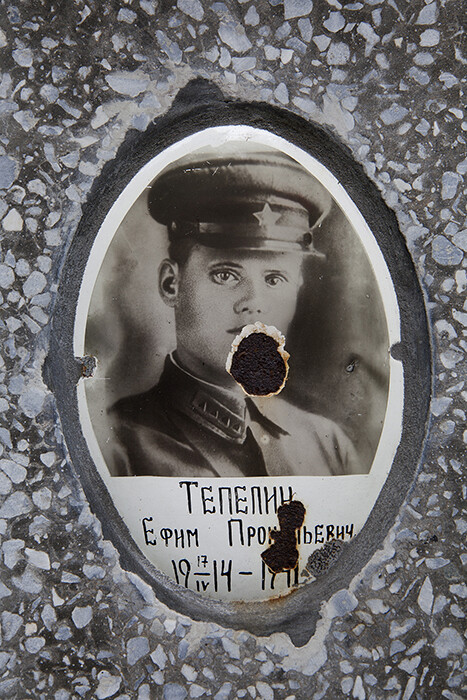 Retrato ante la tumba de Telepin Prokopievich, nacido en 1914.