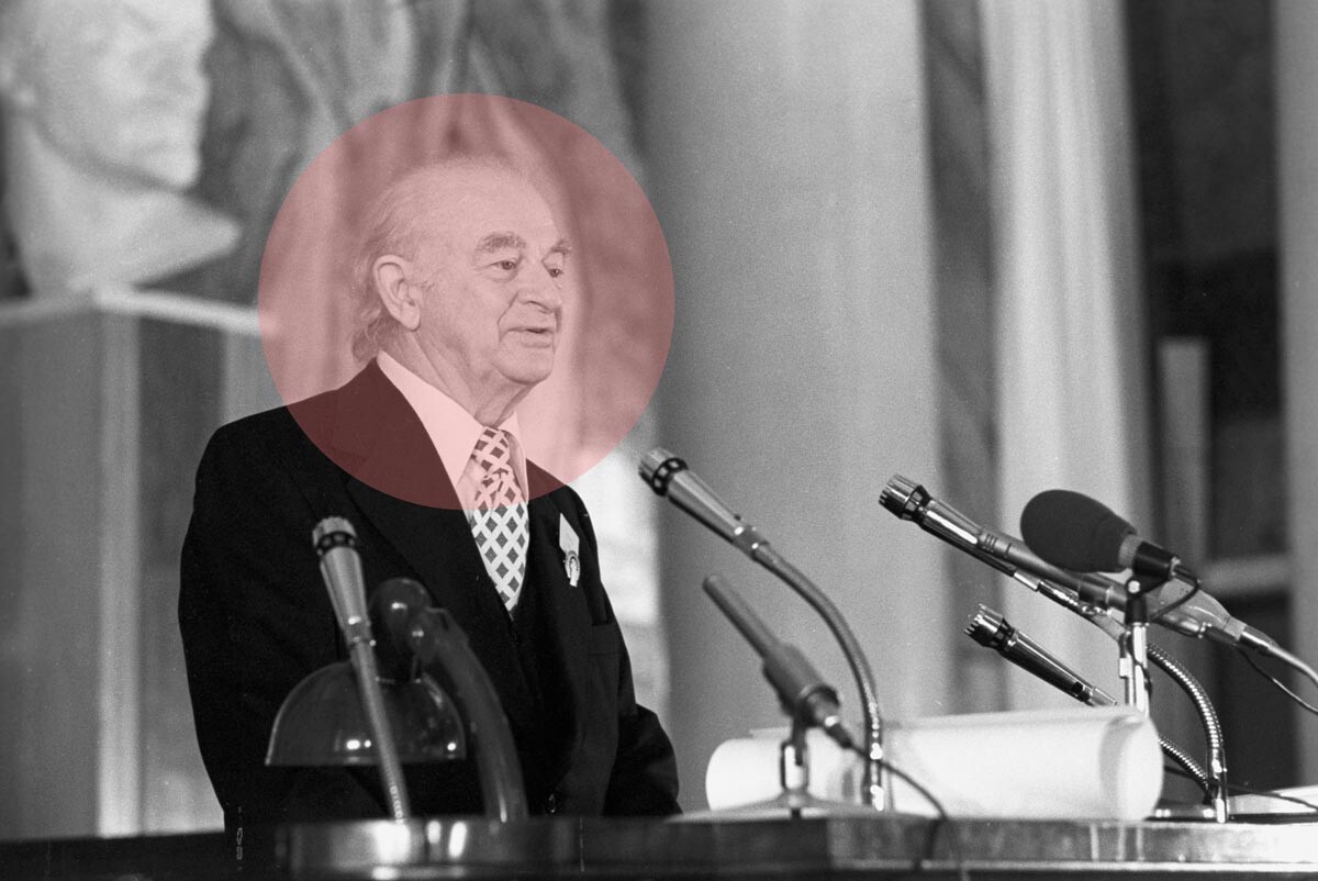 Linus Pauling s'exprimant lors du symposium international « erspectives de la chimie bioorganique et de la biologie moléculaire» à l'Université de Moscou en 1978