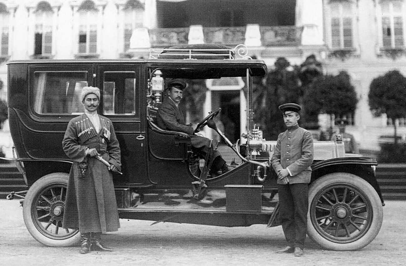 A Mercedes-Benz de Nicolau 2° com seu engenheiro Adolphe Kégresse.