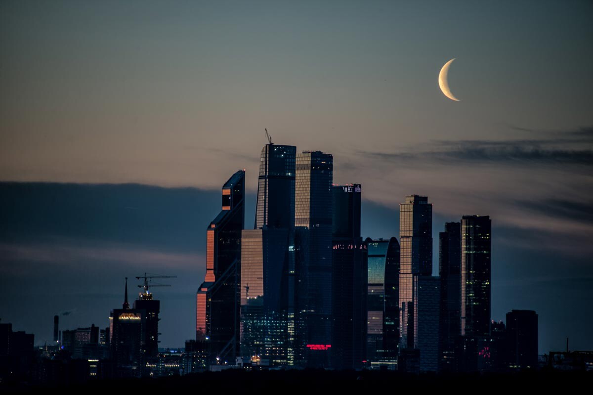 Das Geschäftszentrum von Moskau City im Sonnen- und Mondlicht gleichzeitig