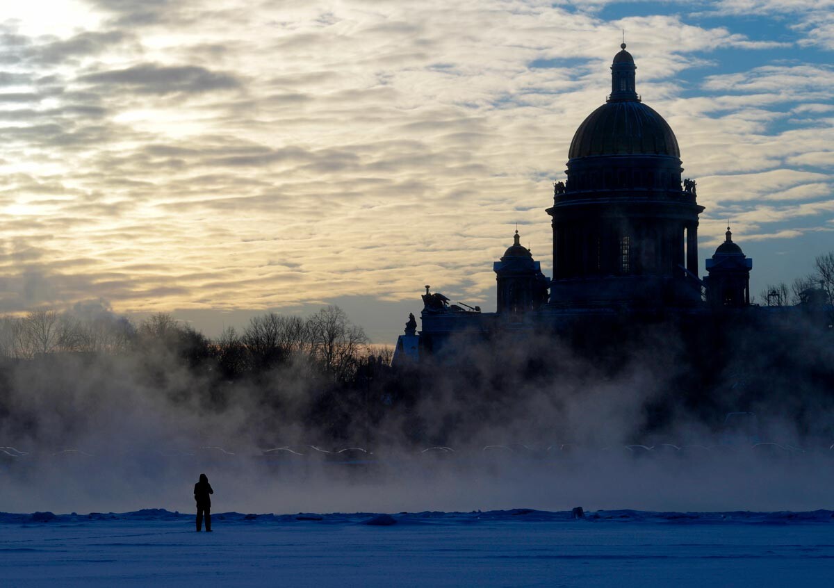 Ein frostiger Sonnenaufgang im winterlichen St. Petersburg mit der Isaakskathedrale im Hintergrund.