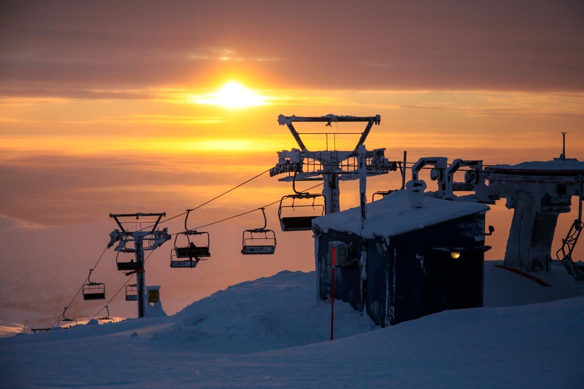 Das alpine Skigebiet Kirowsk in der Region Murmansk erblickt das Morgenlicht. 
