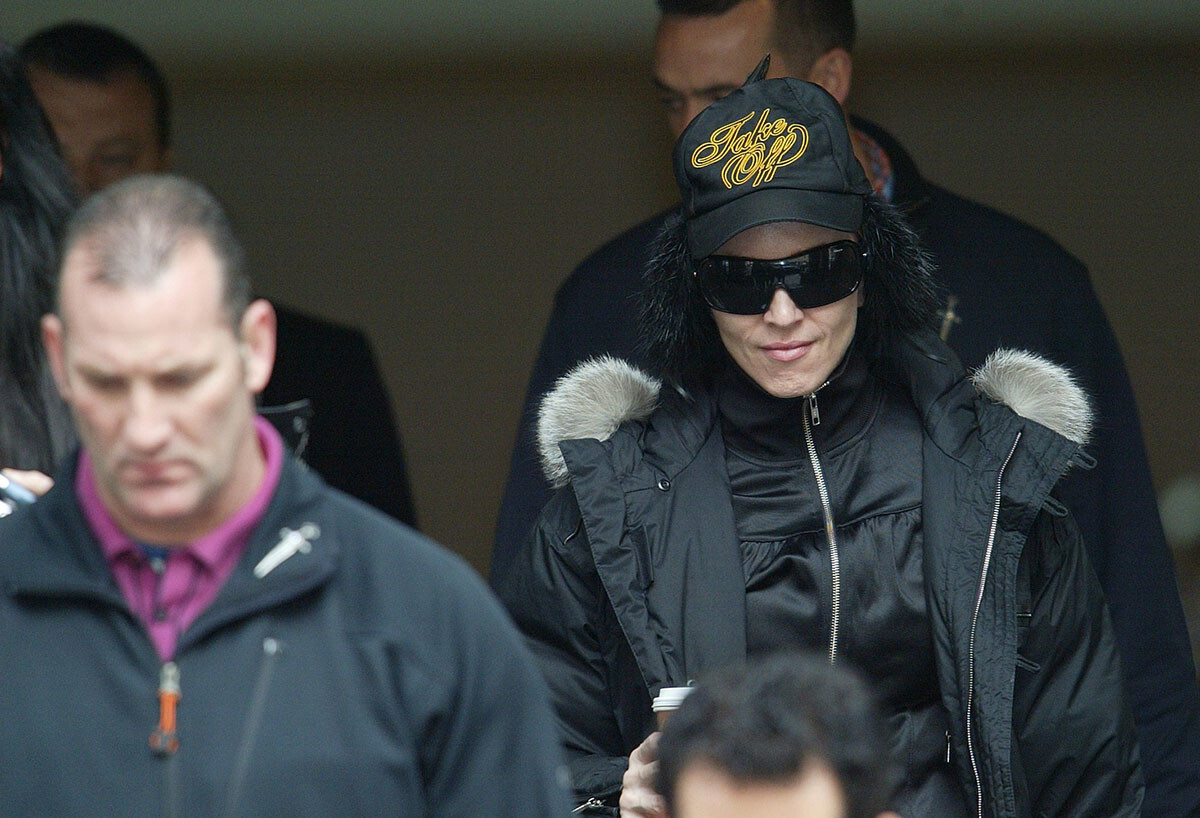 Madonna deixa o hotel em Moscou, 2006.