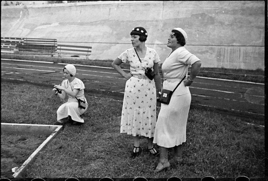 Des femmes photographes soviétiques au travail
