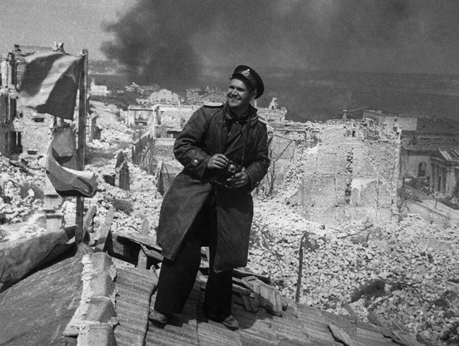 Evgueni Khaldeï, le plus célèbre photographe soviétique de la Seconde Guerre mondiale, auteur de la photographie de la bannière de la Victoire flottant sur le Reichstag
