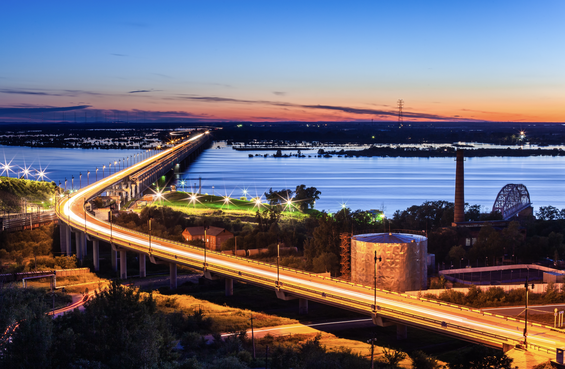 Eine Brücke über den Fluss Amur in Chabarowsk.