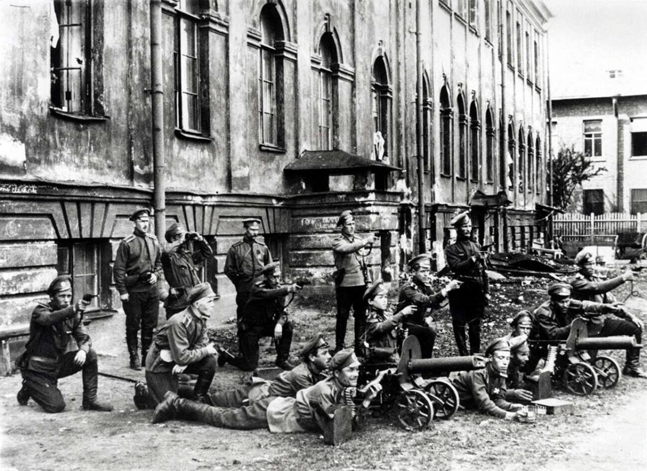 Revolucionarni vojaki v Petrogradu, 1917
