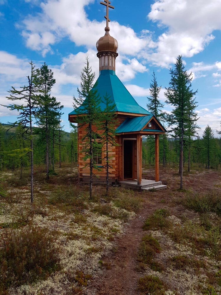 Una cappella vicino al lago Vivi