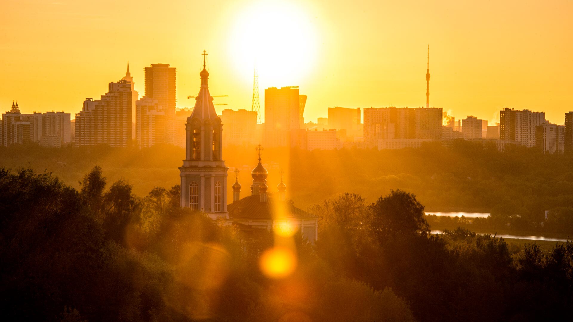 Фото солнце россия. Восход над городом. Рассвет в городе. Солнечное утро в городе. Город солнца.