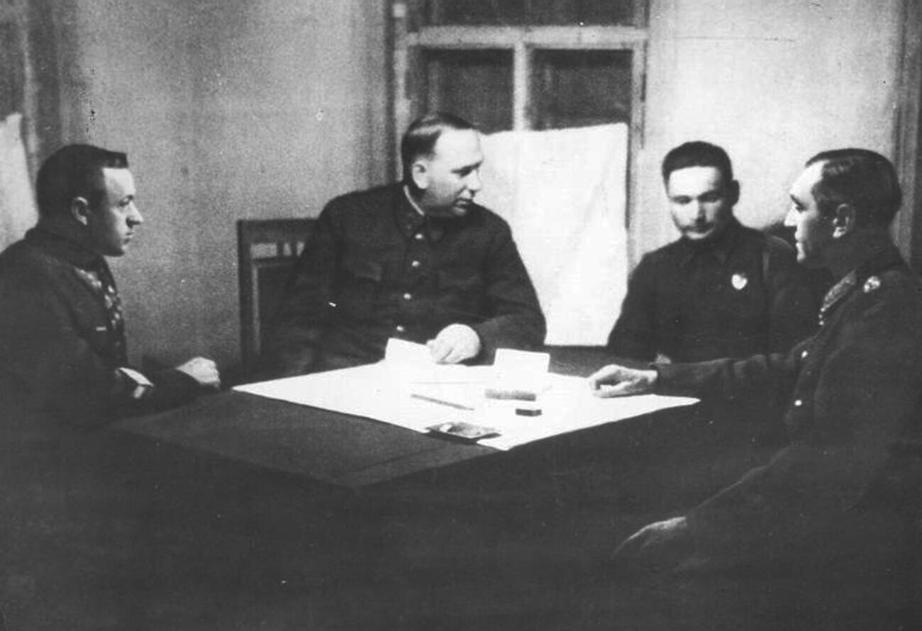 Letnan Jenderal Konstantin Rokossovsky (kiri) dan Friedrich Paulus.