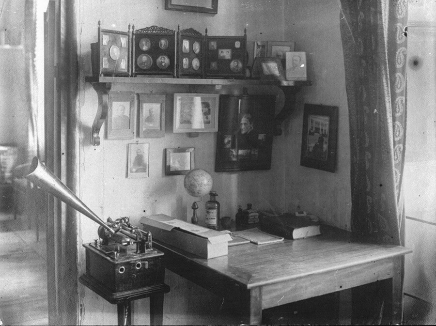 Уголок кабинета Л.Н. Толстого с фонографом (слева внизу), подаренным ему Т. Эдисоном в январе 1908 г. Фотография П.А. Сергеенко. Ясная Поляна. Конец 1910-х гг