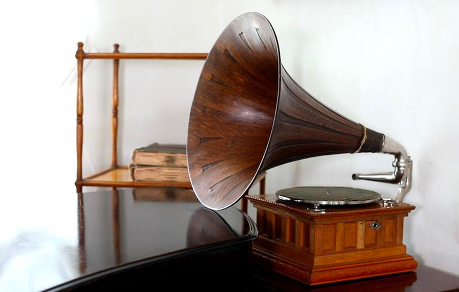 A gramophone of the early 1910s