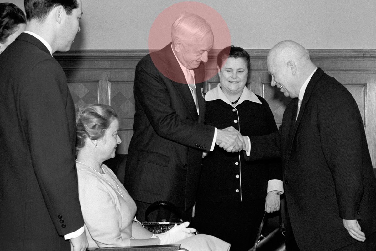Никита Хрушчов (отдясно) се ръкостиска със Сайръс Итън по време на визитата му в СССР през 1964 г.