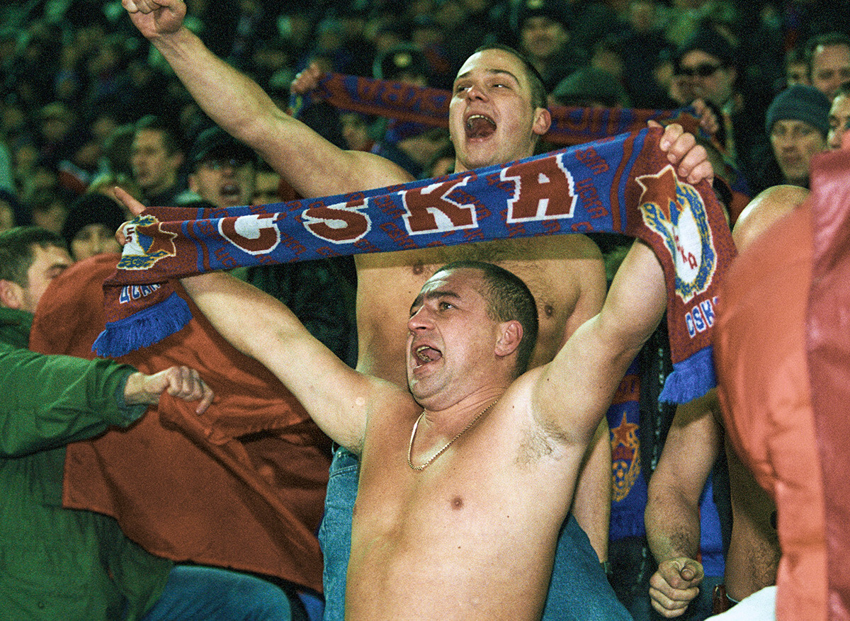 CSKAモスクワの試合で歓声をあげるサポーターたち