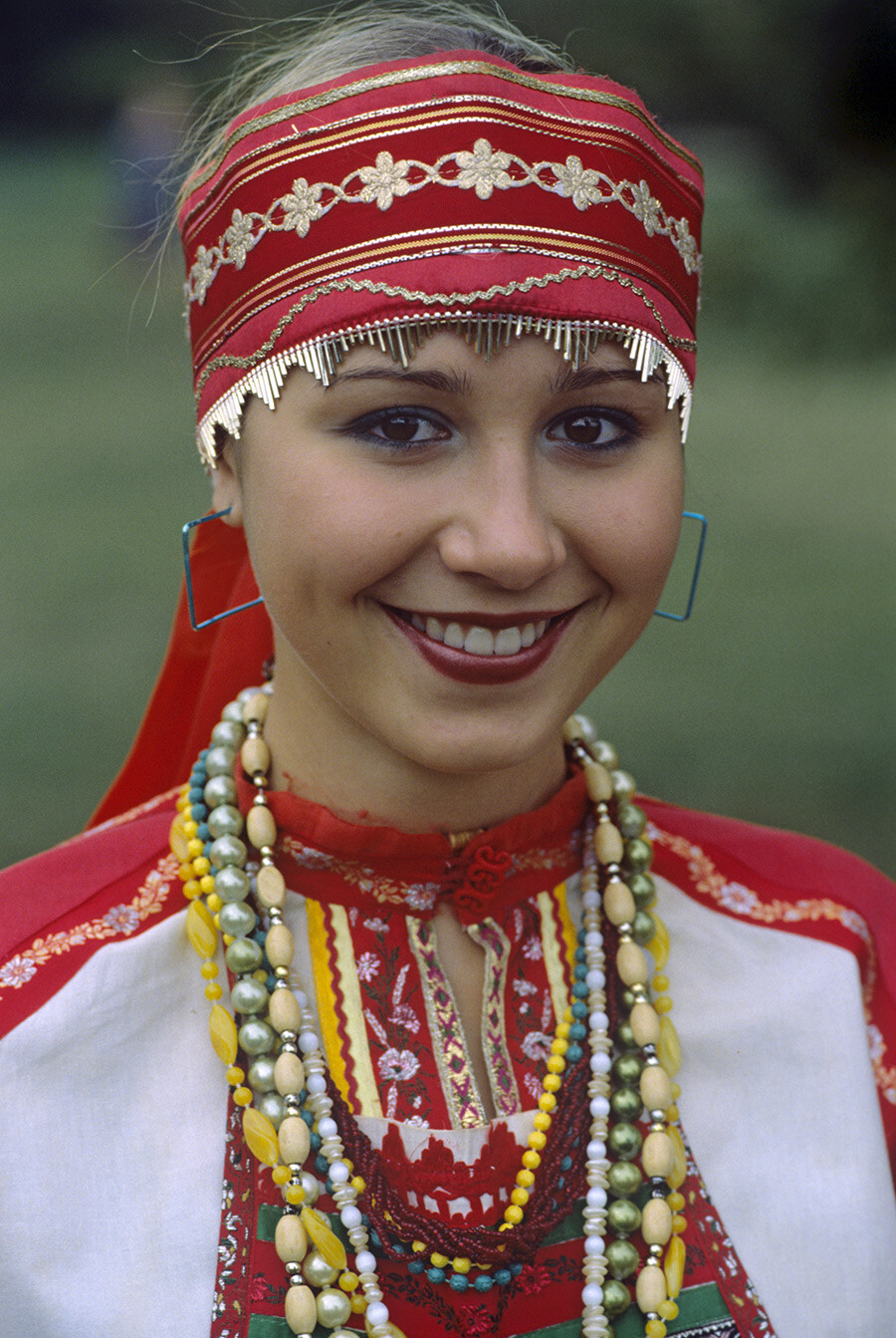 伝統的民族衣装を身に着け、民族の祭典に参加する女性