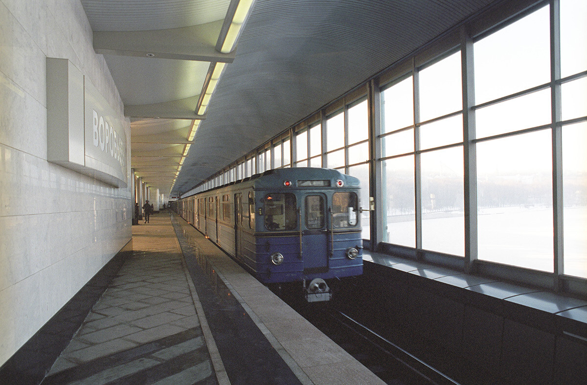 モスクワ地下鉄のヴォロビヨーヴイ・ゴールィ（雀が丘）駅は20年もの改修工事の末、再オープンした
