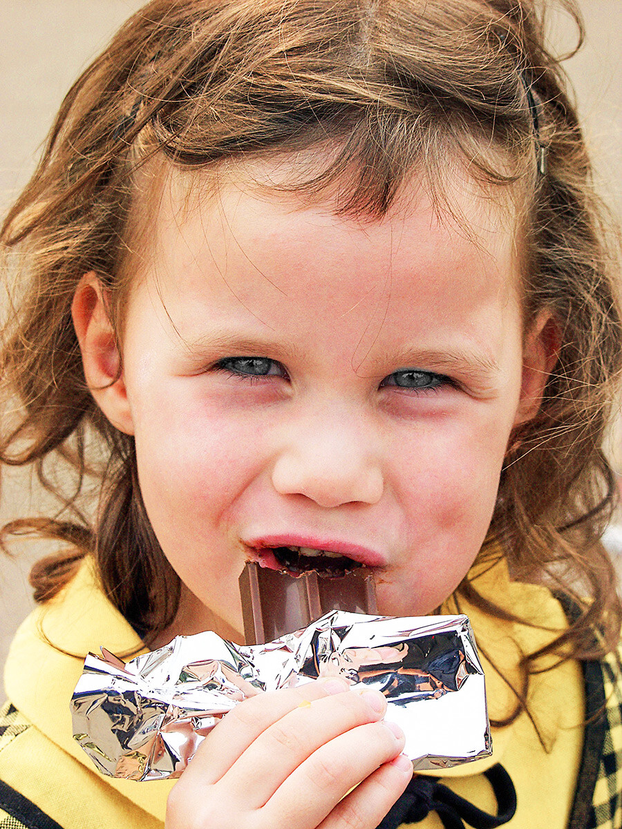 嬉しそうにチョコレートを食べる子ども