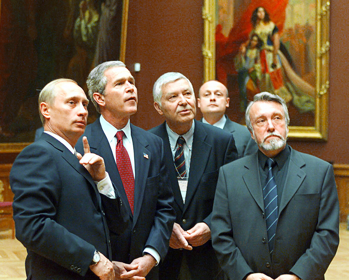 サンクトペテルブルクの国立ロシア博物館を訪問中のウラジーミル・プーチンと米大統領ジョージ・W・ブッシュ（左から2人目）。案内役を務めたのは博物館長ウラジーミル・グゼフ （右端）