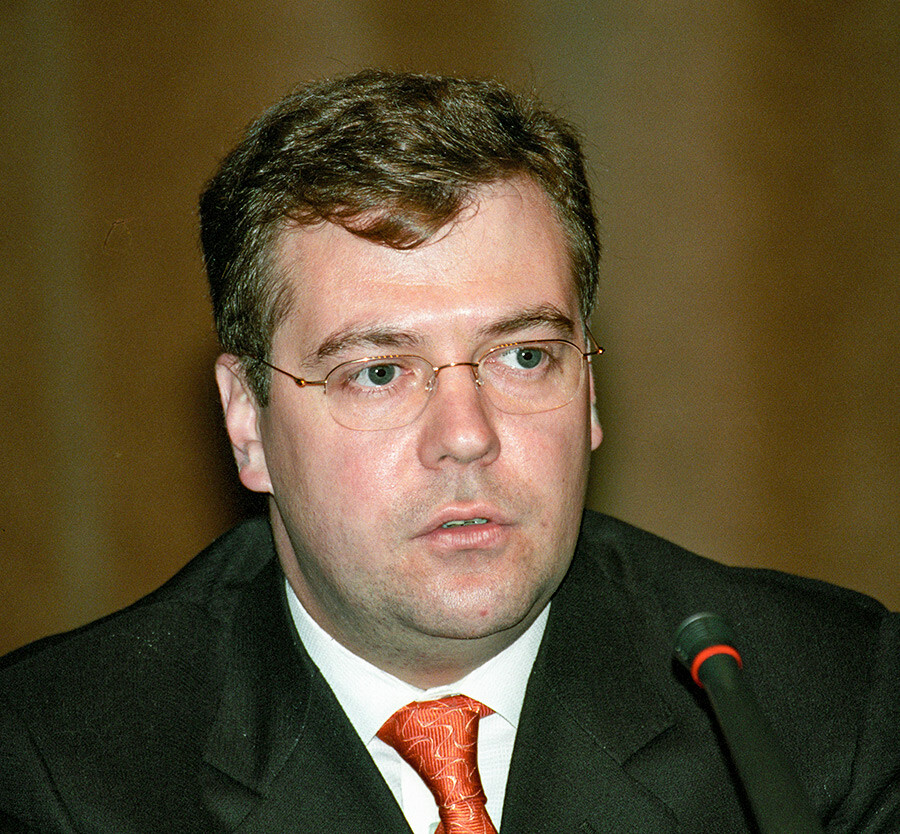2008年〜2012年の間ロシア大統領を務めたドミトリー・メドヴェージェフは2002年当時ガスプロム社会長であった