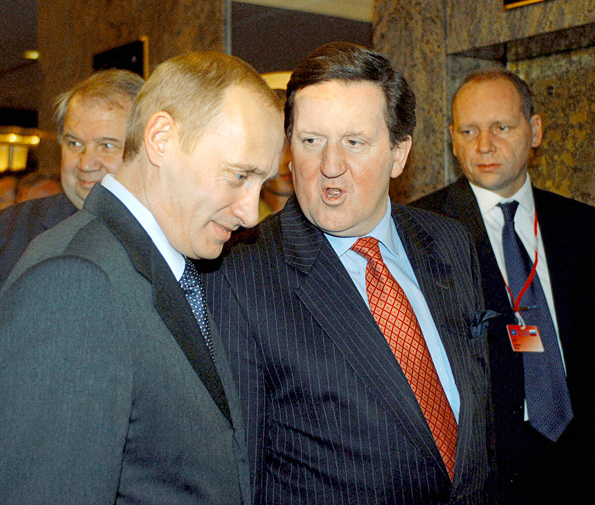 Im Jahr 2002 wurde der NATO-Russland-Rat gegründet. Auf dem Bild ist Wladimir Putin mit NATO-Generalsekretär George Robertson nach dem ersten Gipfeltreffen zwischen Russland und dem Nordatlantischen Bündnis zu sehen, bei dem sie die Zusammenarbeit bei der Bekämpfung gemeinsamer Bedrohungen. 
