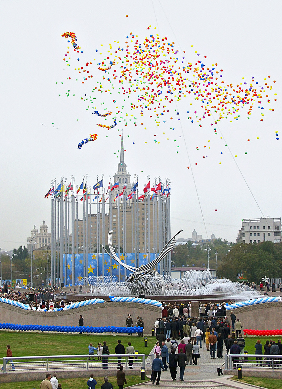 Am 15. September 2002 wurde der Europaplatz in der Nähe des Kiewer Bahnhofs in Moskau eröffnet. In der Mitte des Platzes steht die Skulptur „Die Entführung Europas