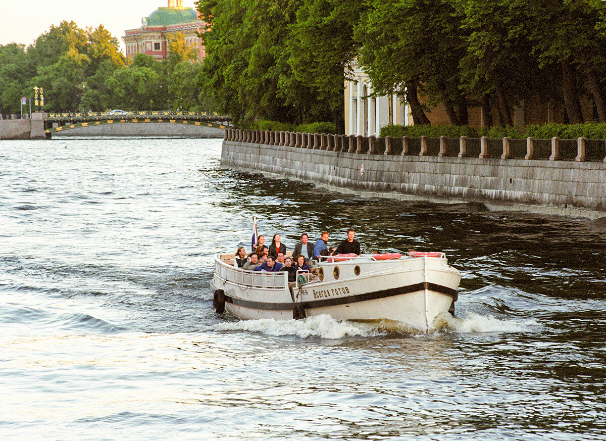 Eine weitere zeitlose Sache ist eine Bootsfahrt auf den berühmten Flüssen und Kanälen von St. Petersburg. 