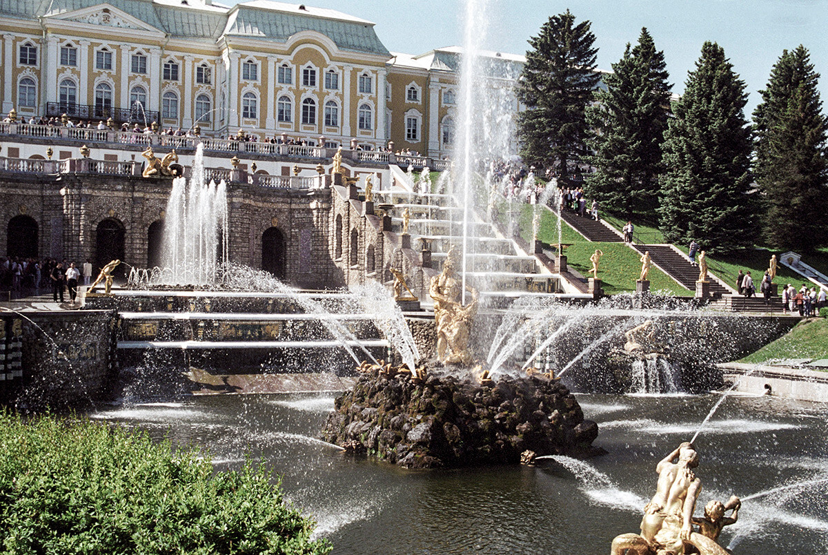 Die schönen Springbrunnen des Schlossensembles Peterhof bei St. Petersburg .
