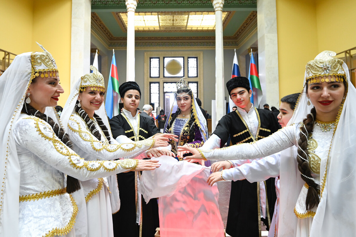 Membros de um grupo de dança do Azerbaijão durante a celebração do Navruz no pavilhão nº 14 da República do Azerbaijão no VDNKh