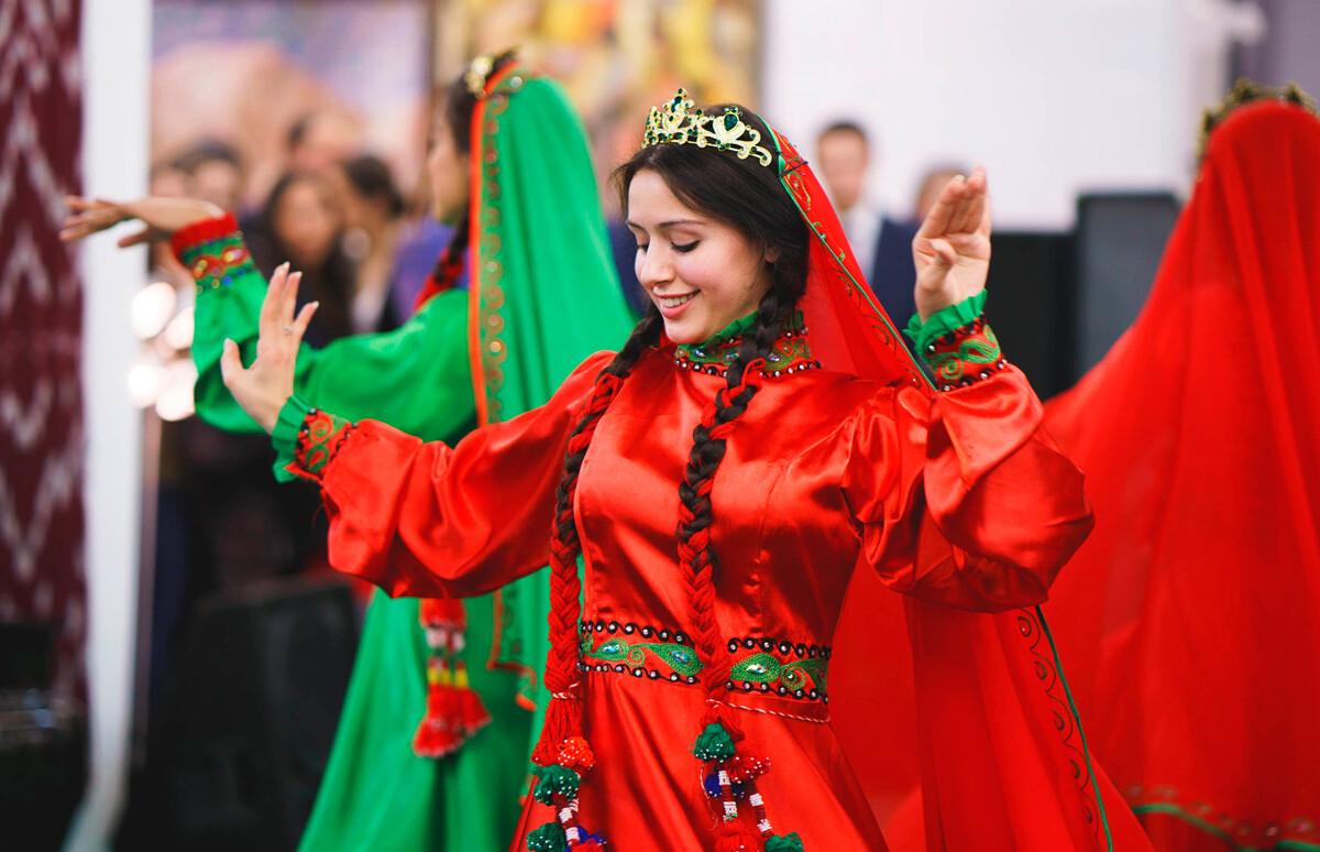 Artista do Tajiquistão no festival Ethnomir, em Moscou