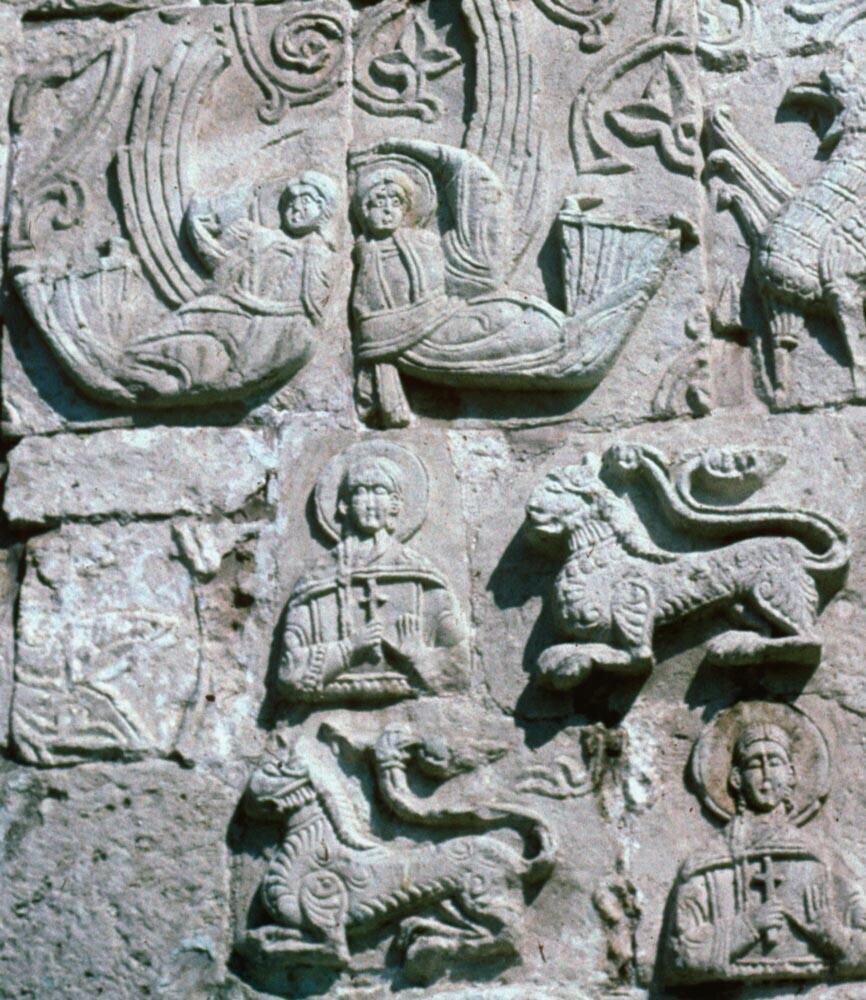 Katedral Sankt George. Fasad selatan, ukiran batu kapur. Orang-orang kudus yang mati syahid dan singa-singa heraldik. 9 Agustus 1994