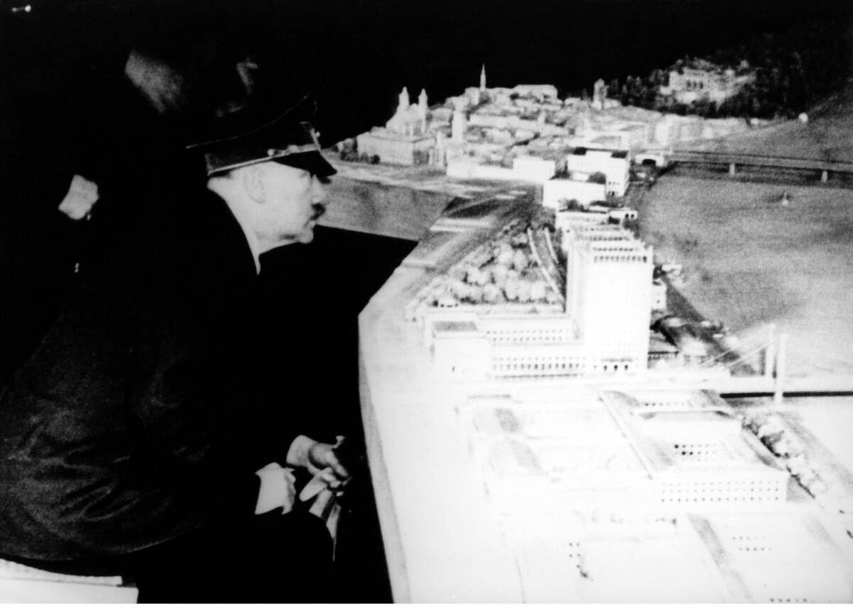 Adolf Hitler mit einem Architekturmodell der Stadt Linz, Berlin, März 1945.