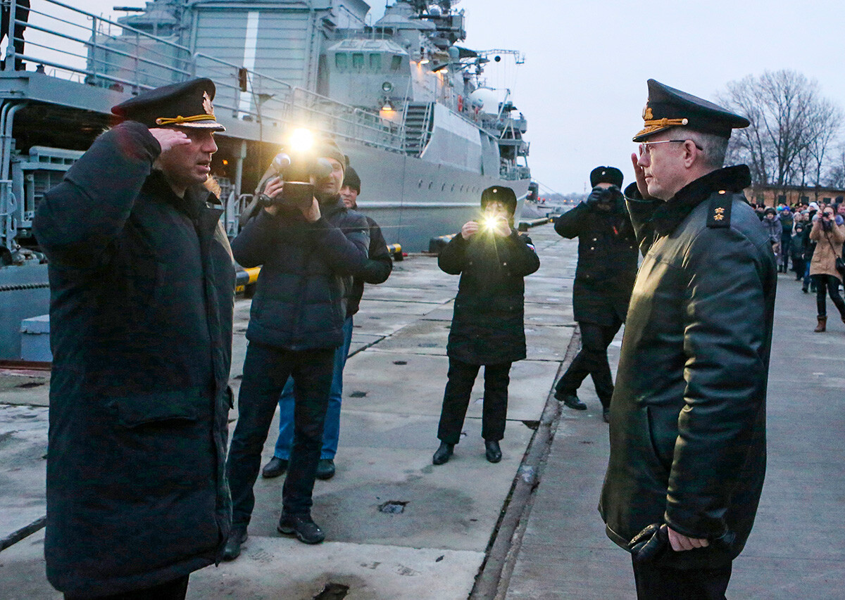 Il comandante della Flotta del Baltico, il viceammiraglio Aleksandr Nosatov (a destra), riceve un rapporto dal capitano Ivan Kovalev (a sinistra), ufficiale superiore del pattugliatore Jaroslav Mudry, nel porto militare di Baltijsk