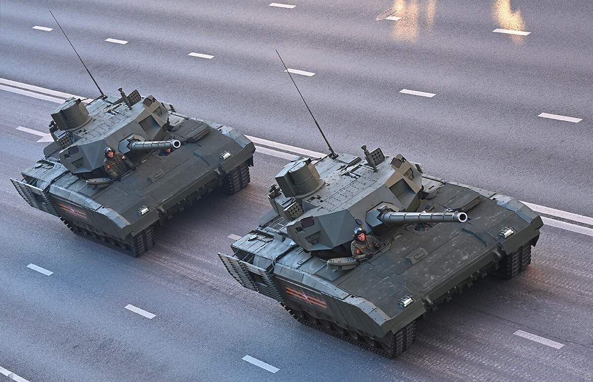 Tanki T-14 Armata na ulici Tverskaja v Moskvi pred nočno vajo vojaške parade ob 77. obletnici zmage v Veliki domovinski vojni.