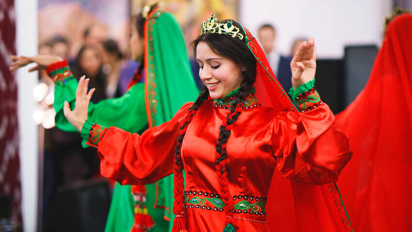 Umetnica iz Tadžikistana na festivalu Etnomir v Moskvi