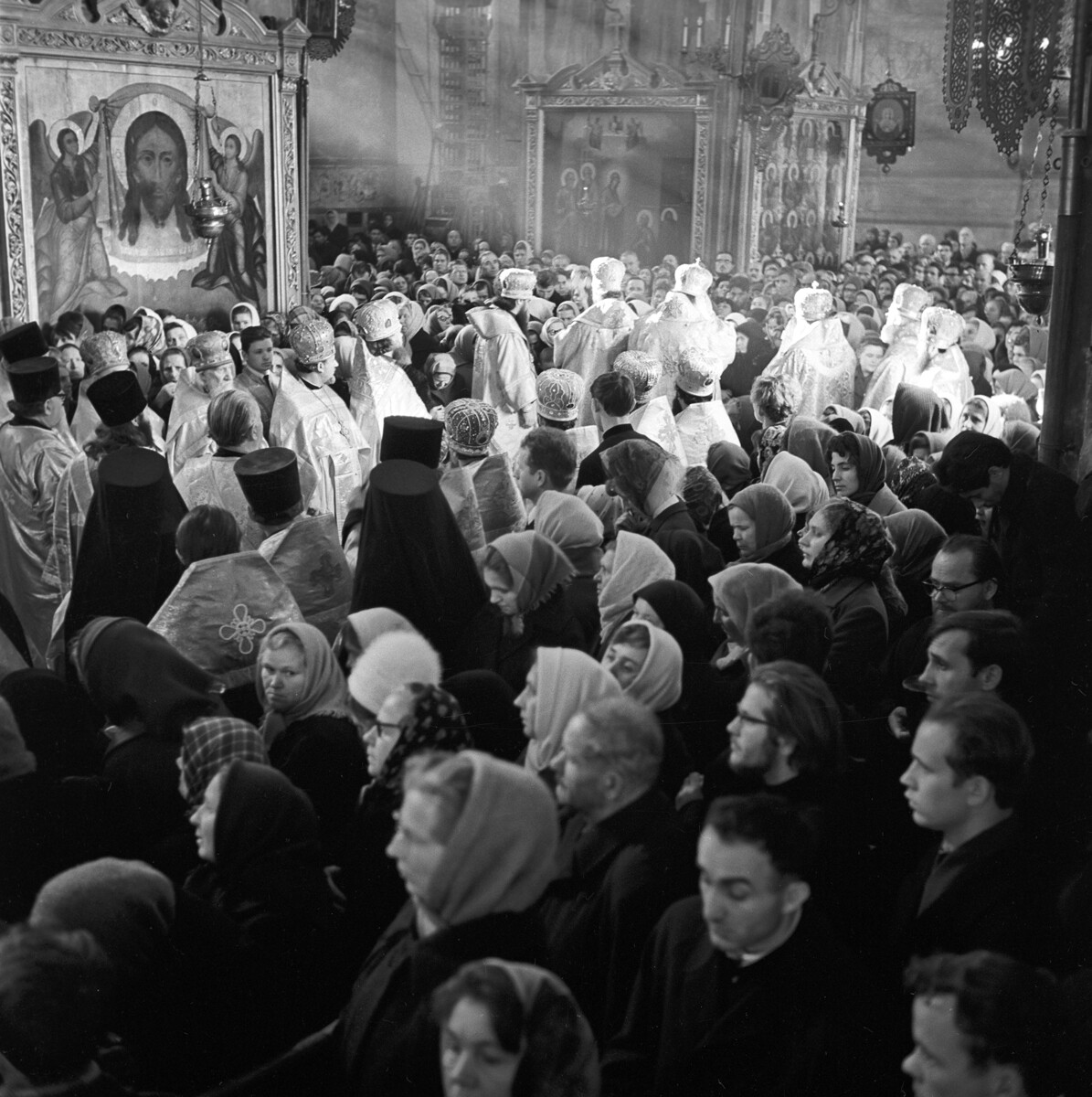 La catedral de la Asunción del monasterio de la Trinidad y San Sergio. Servicio festivo en honor del 90º aniversario del Patriarca de Moscú y toda Rusia Alexis II, 1967