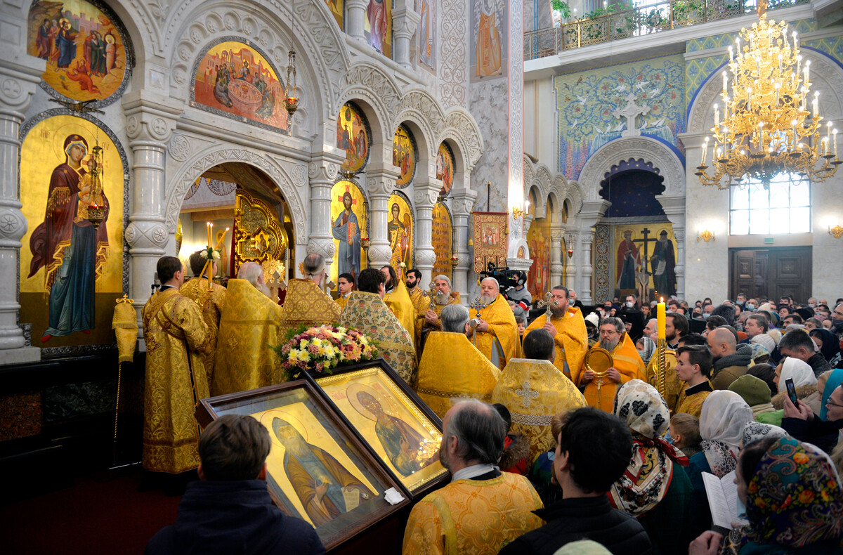 Feligreses durante la Divina Liturgia del Arzobispo en la iglesia sobre la Sangre en Ekaterimburgo. 