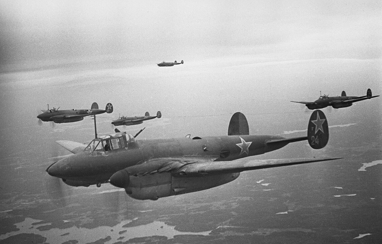 Бомбардировачи на 14-а въздушна армия над Волховския фронта край обсадения Ленинград