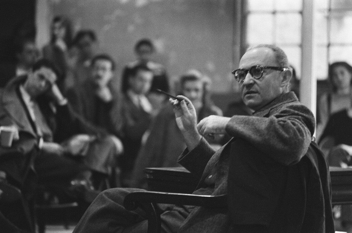 Ator, diretor e professor de teatro americano, nascido na Polônia, Lee Strasberg (1901-1982) lecionando  no Actors Studio, em Nova York, por volta de 1955
