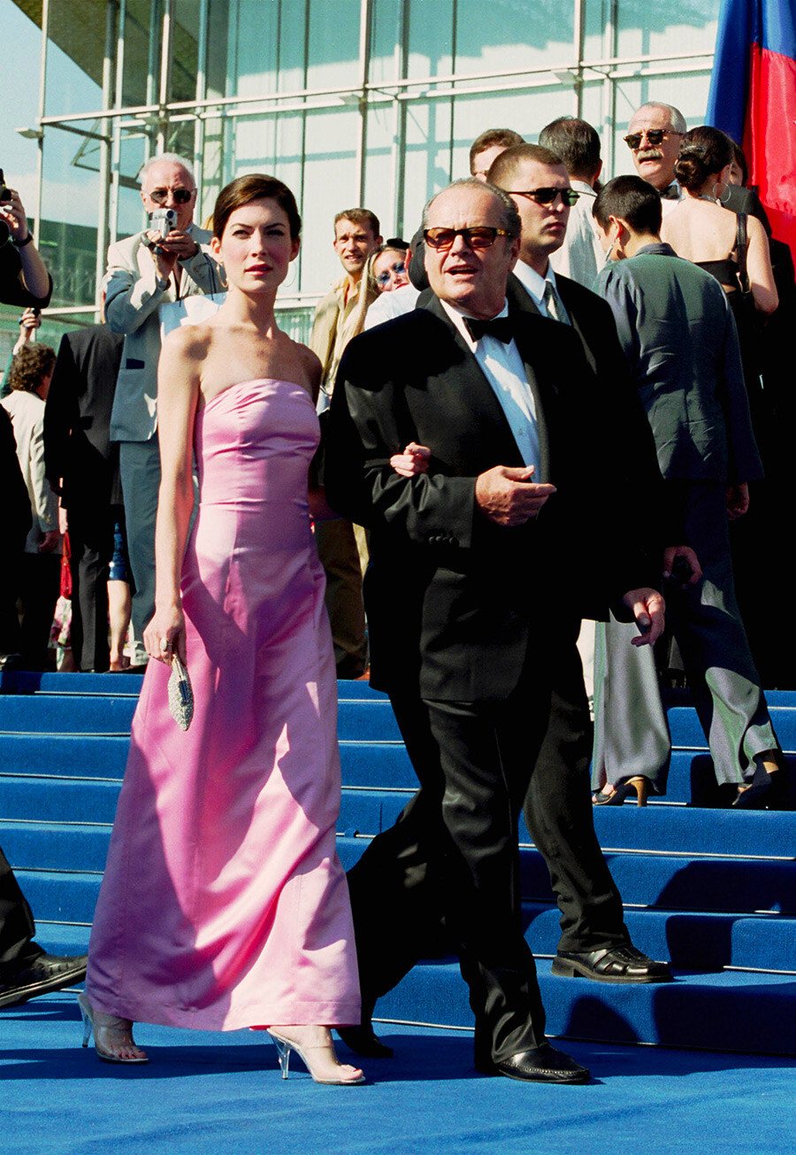 Ator Jack Nicholson e sua namorada Lara Flynn Boyle em direção à cerimônia de encerramento do Festival Internacional de Cinema de Moscou em 30 de junho de 2001; na ocasião, o festival concedeu a Nicholson o prêmio Konstantin Stanislávski por suas contribuições ao cinema