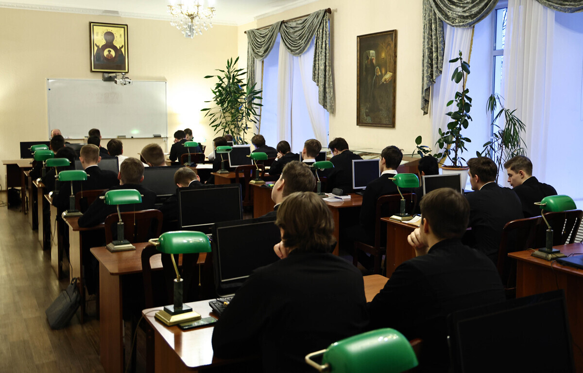 Студенти на Санктпетербуршката духовна академија на предавање.

