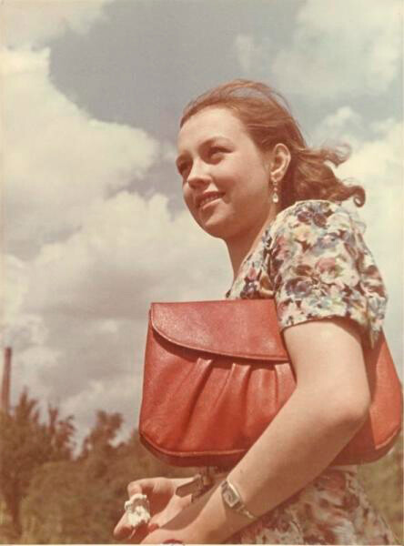 おしゃれなバッグを持つ学生、1950年代