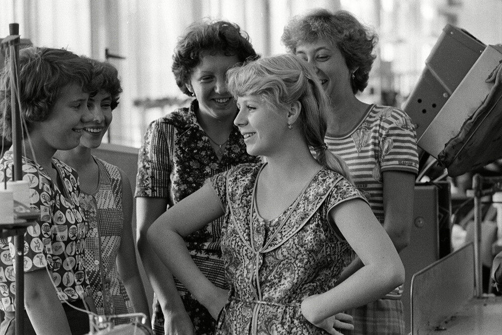 縫製工場で談笑する女性たち、1981年