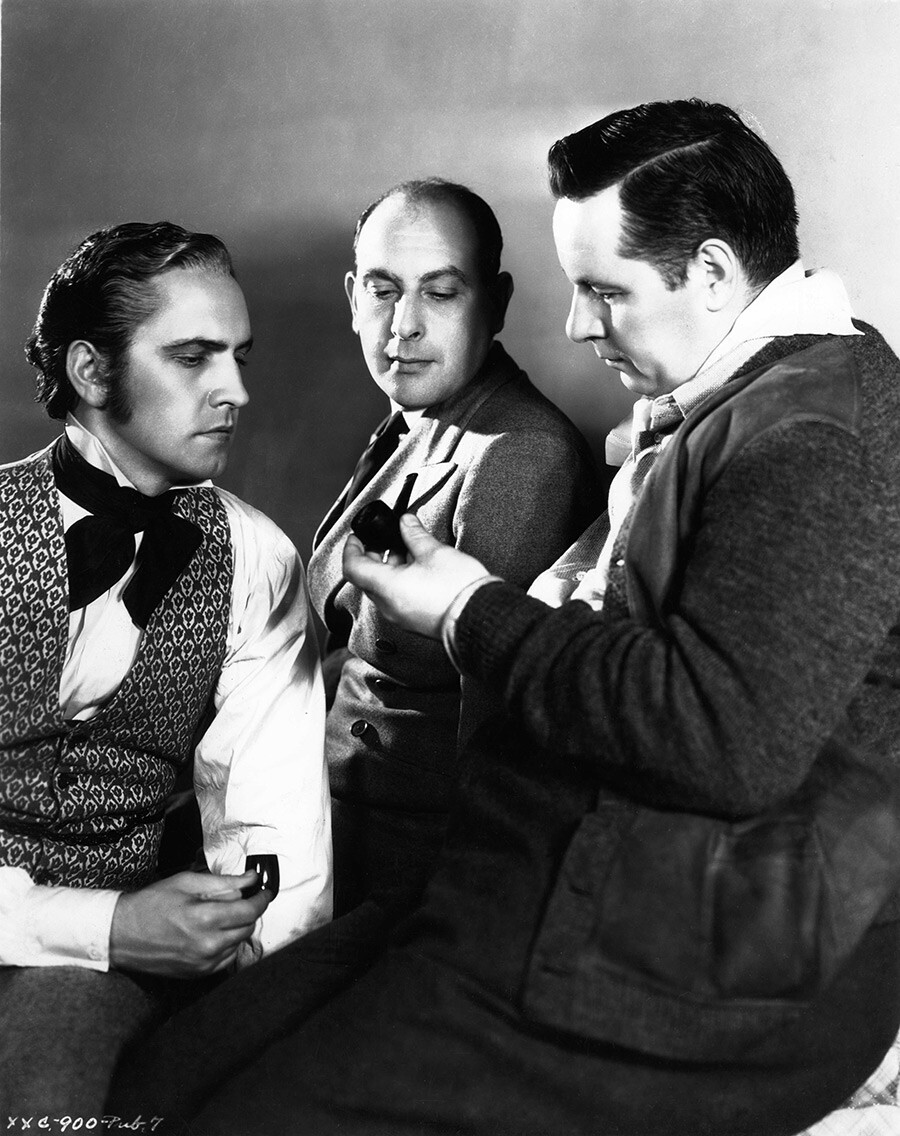 Фредрик Марч, сър Седрик Хардуик и режисьор Ричард Болеславски оглеждат своите лули за тютюн на снимачната площадка