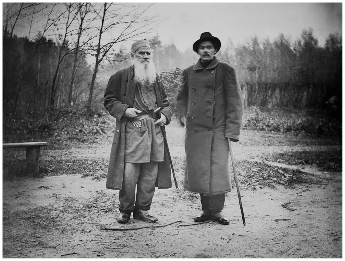 Leo Tolstoi und Maxim Gorki in Jasnaja Poljana, 1900.