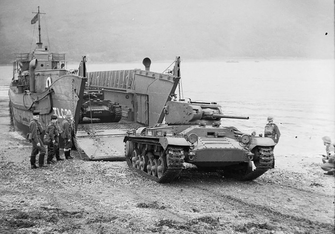El ejército británico en el Reino Unido 1939-1945. Tanques Valentine siendo descargados de una lancha de desembarco