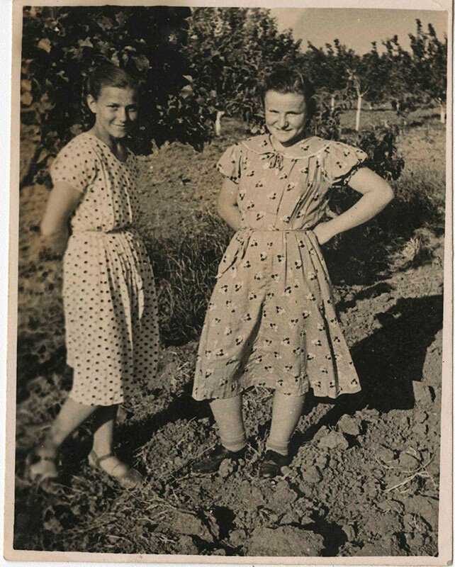 Deux jeunes filles au jardin, années 1950

