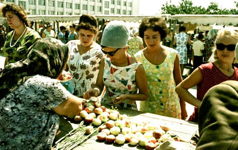 Des femmes soviétiques sur un marché, années 1960