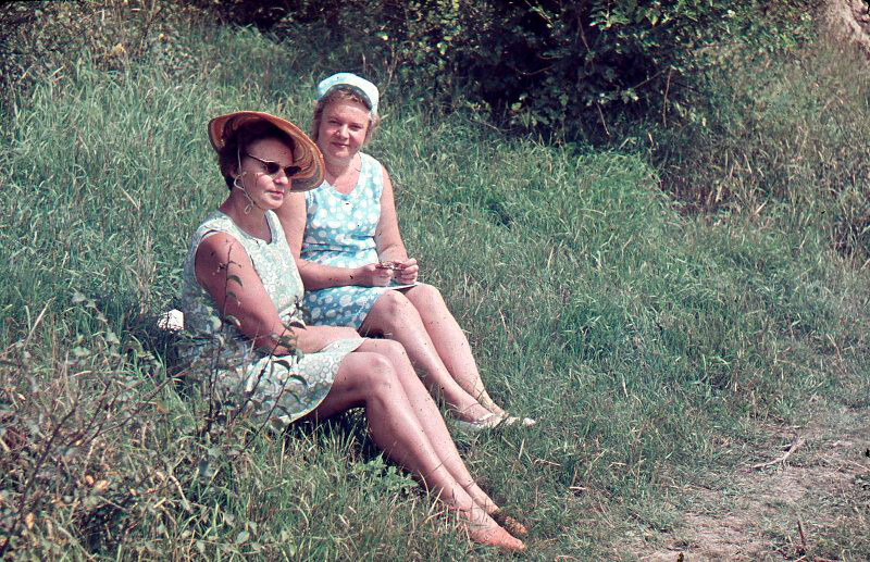 Des femmes assises sur la pelouse, 1970