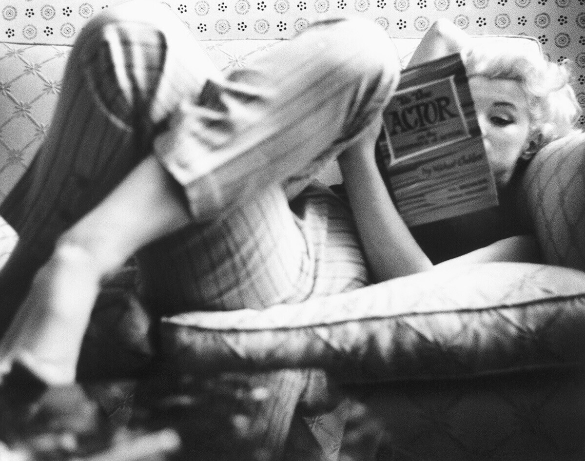 Igralka Marilyn Monroe med branjem učbenika 