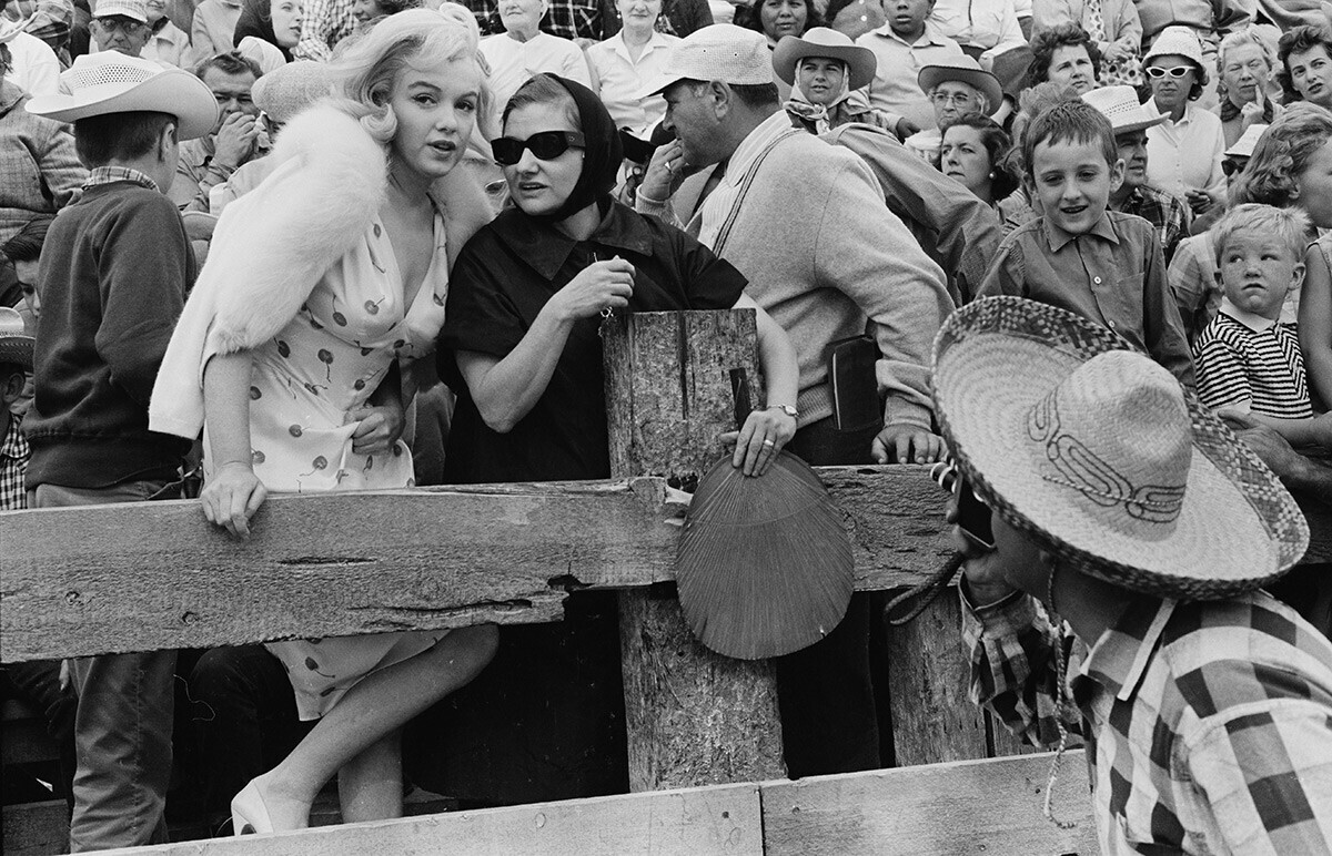 Marilyn Monroe s svojo mentorico igre Paulo Strasberg, 1960. Paula je bila žena Leeja Strasberga.
